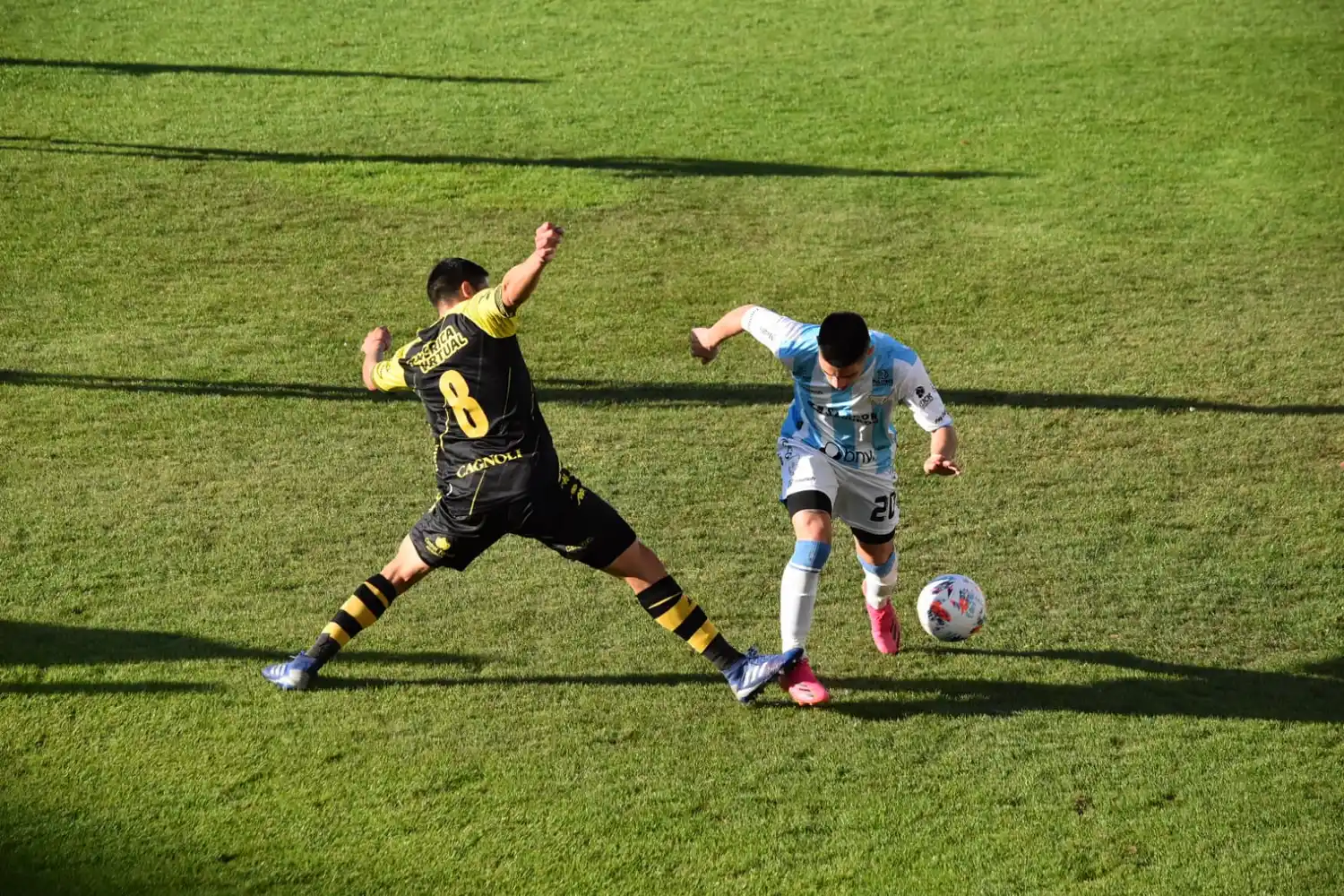 Lautaro Arregui, marcando a Alex Luna durante la victoria de Santamarina en Rafaela.
