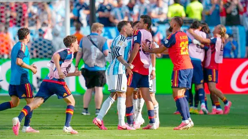 Incidentes tras el final del partido entre Argentina y España.