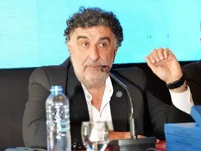 El escritor tandilense publicó su primera novela de la mano de la Editorial Libros del Espinillo