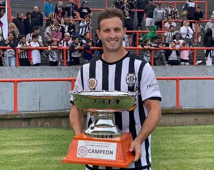 Enzo Astiz luciéndose junto con el trofeo de la Liga Marplatense de Fútbol