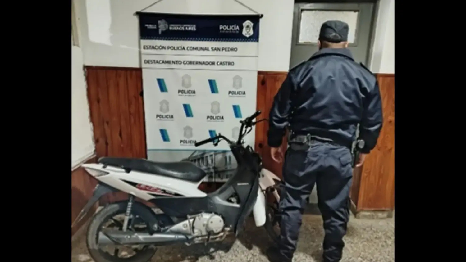 Un efectivo de la Policía de la Provincia de Buenos Aires junto a la motocicleta recuperada en el Destacamento de Gobernador Castro, tras el operativo realizado por el personal de la Estación de Policía Comunal de San Pedro.
