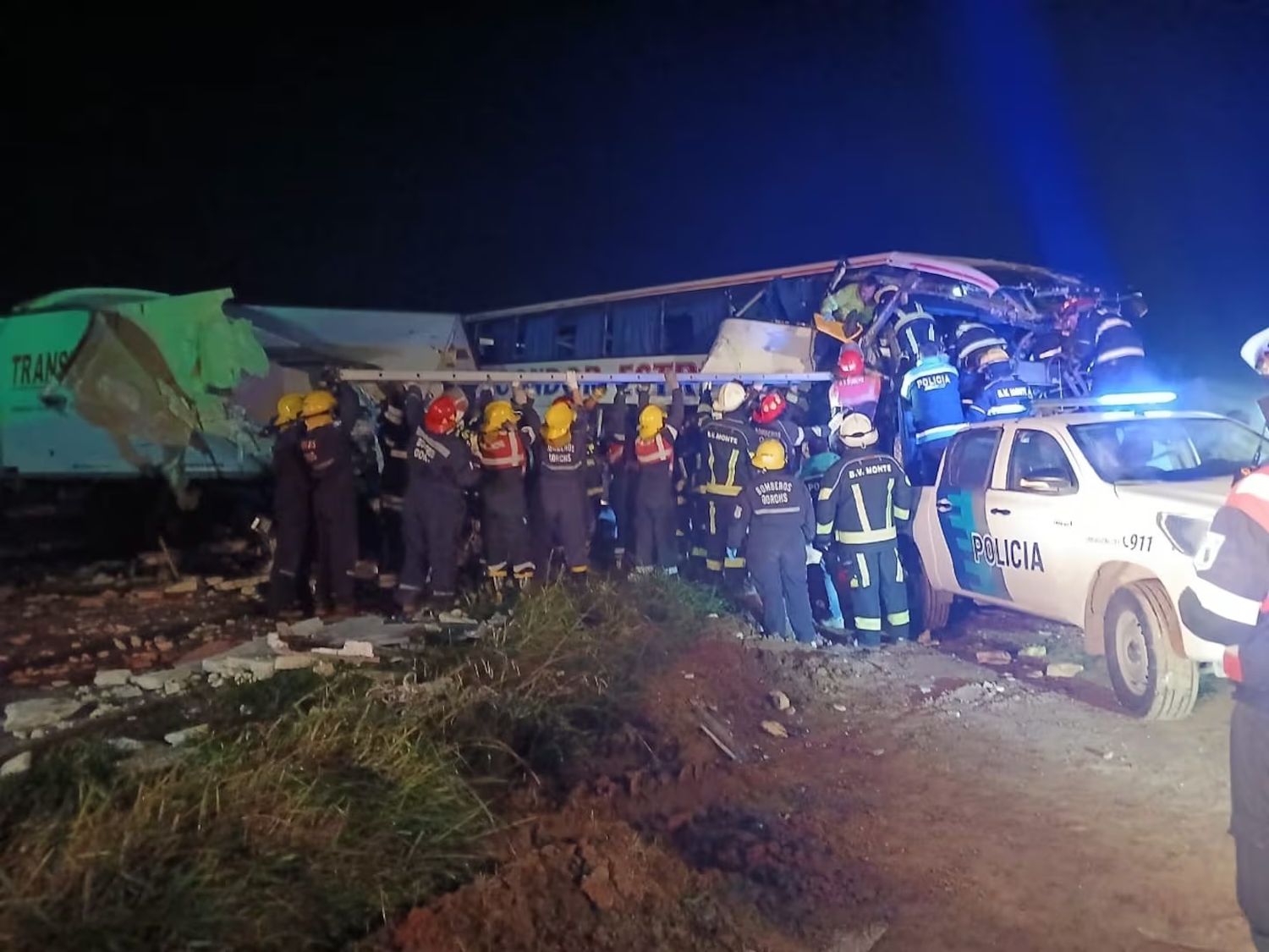 Al menos cuatro muertos tras un choque frontal entre un micro y un camión en la Ruta 3