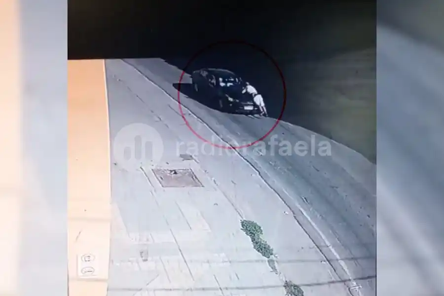 VIDEO | Luego de una discusión vial, lo arrastró por más de siete cuadras arriba del capot en Esperanza