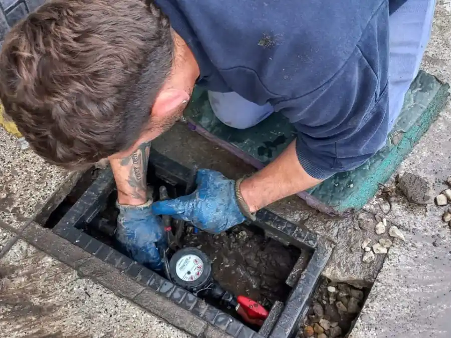 La toma de presión se realiza en la caja de servicio o en la canilla más próxima a la vereda, y únicamente si hubo un reclamo previo.