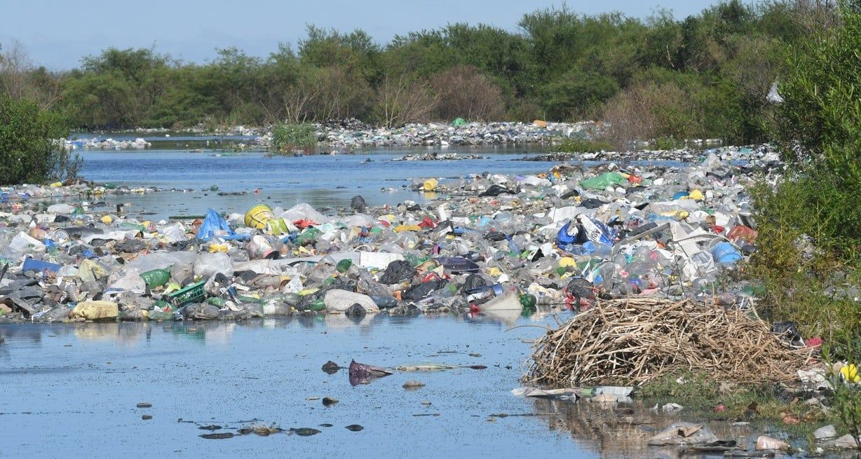 Imagen del basural ubicado a la altura del callejón Pintos, San José del Rincón. Crecida del río Paraná, año 2023. Foto: Flavio Raina.