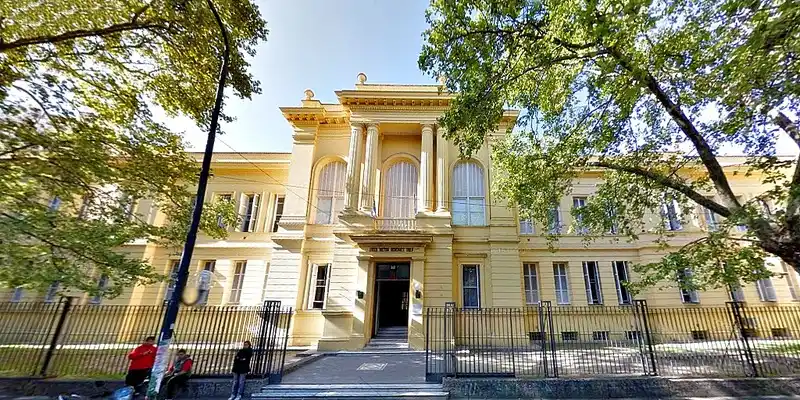 La Plata: Una escuela dejó libre a tres estudiantes acusados de hacer amenazas de bomba