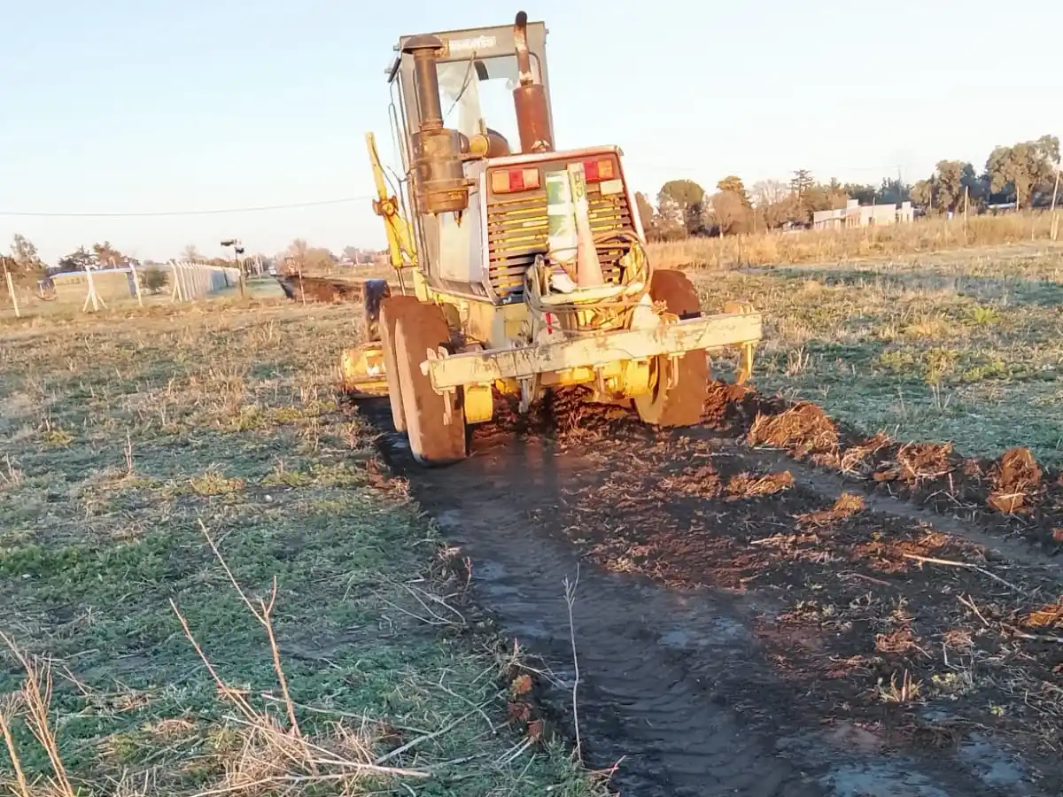 La motoniveladora en plena tarea.