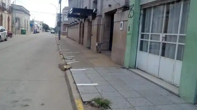 Realizaron demarcación para señalar el distanciamiento necesario en la zona de bancos