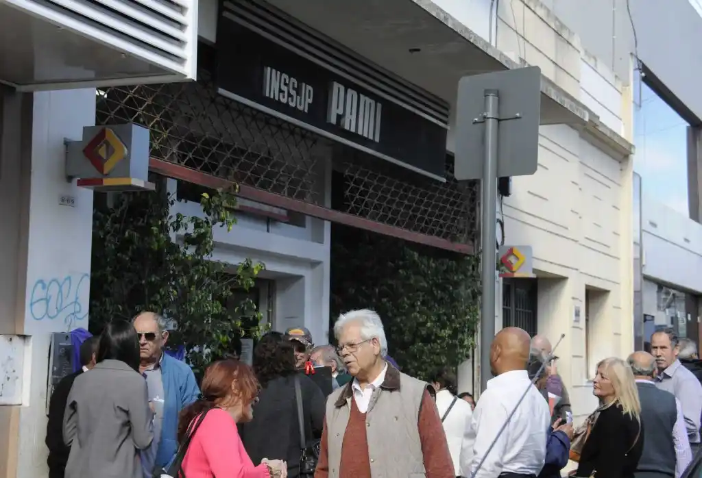 Jubilados se manifestaron en la puerta de PAMI para pedir mejoras en la atención 