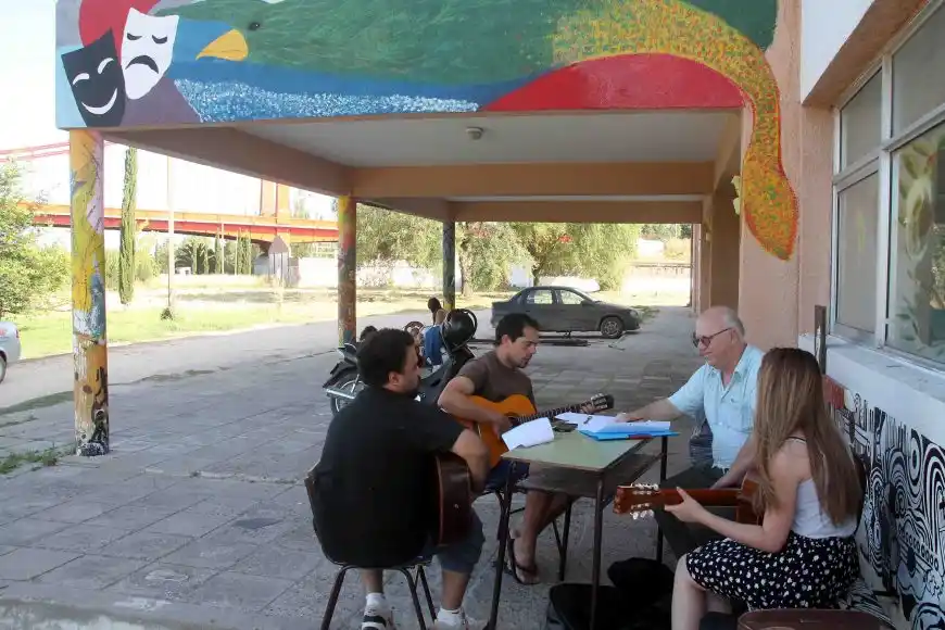 La Escuela Orillas del Quequén inscribe en la formación básica