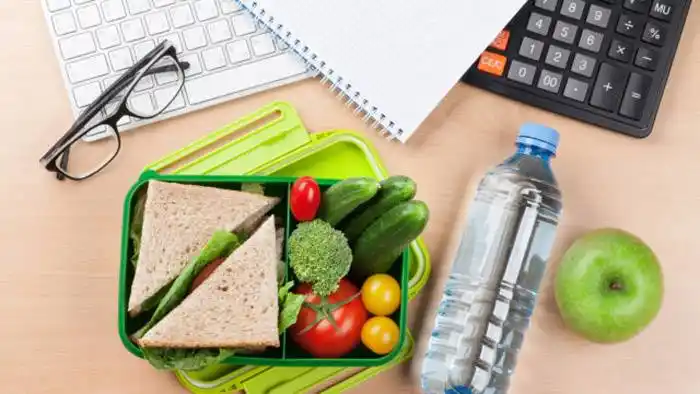 Charla sobre �SAlimentación  saludable y ergonomía laboral⬝