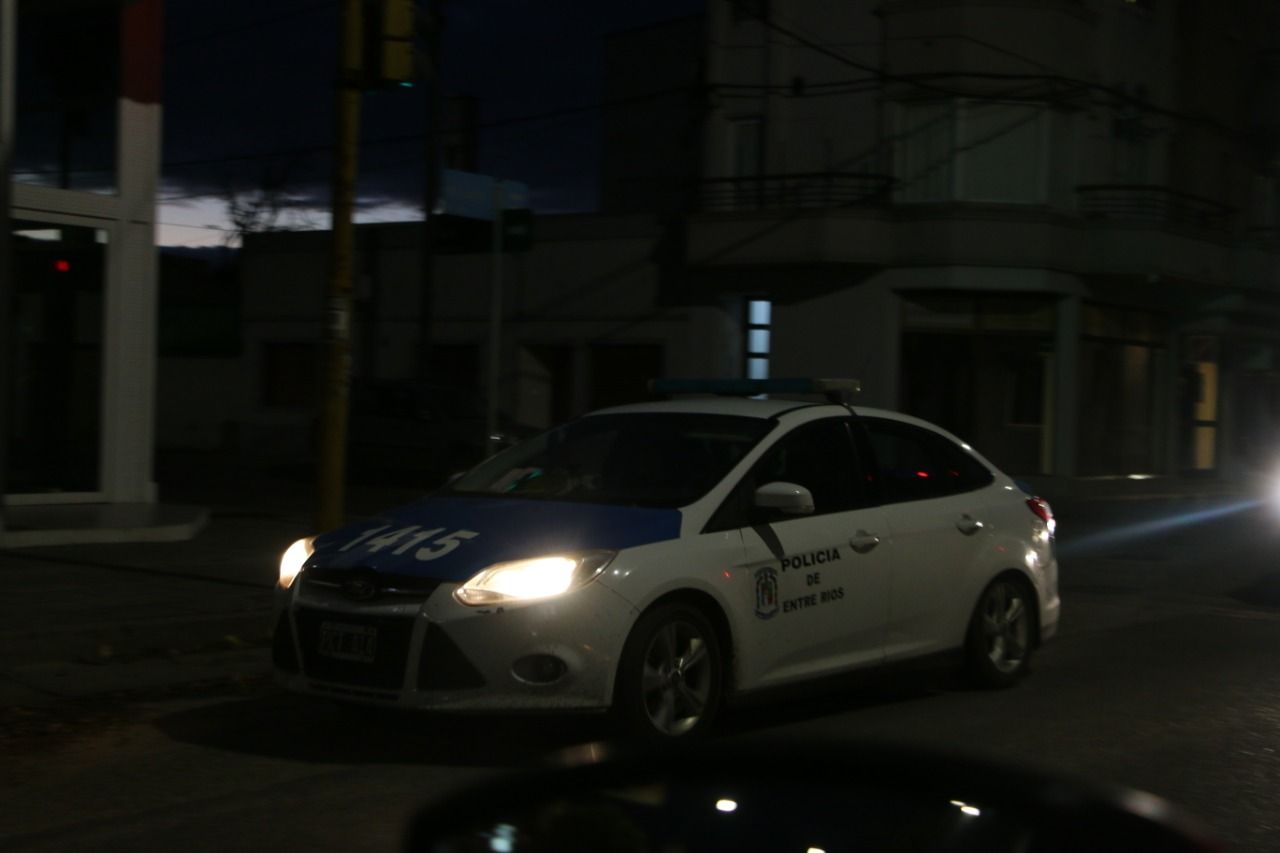 Dos hombres a punta de pistola le robaron a una pareja que iba caminando
