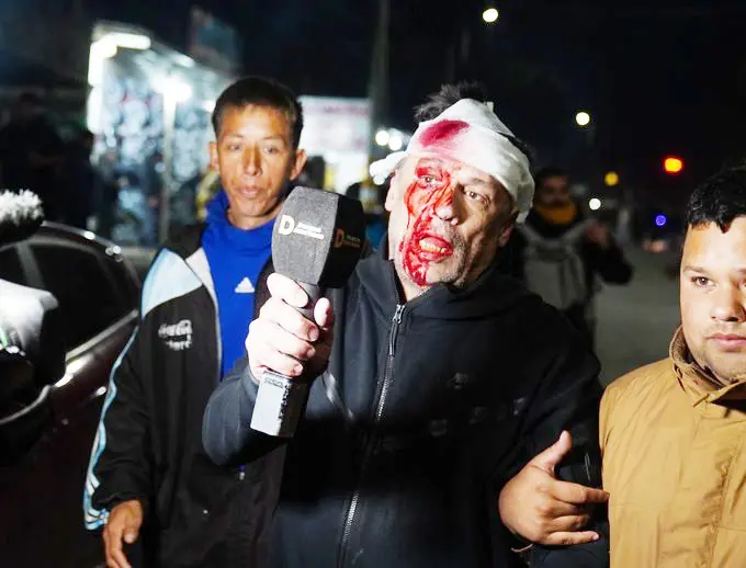 Incidentes en el acto de LLA: peleas entre militantes, un botellazo a un periodista y piedras al auto presidencial