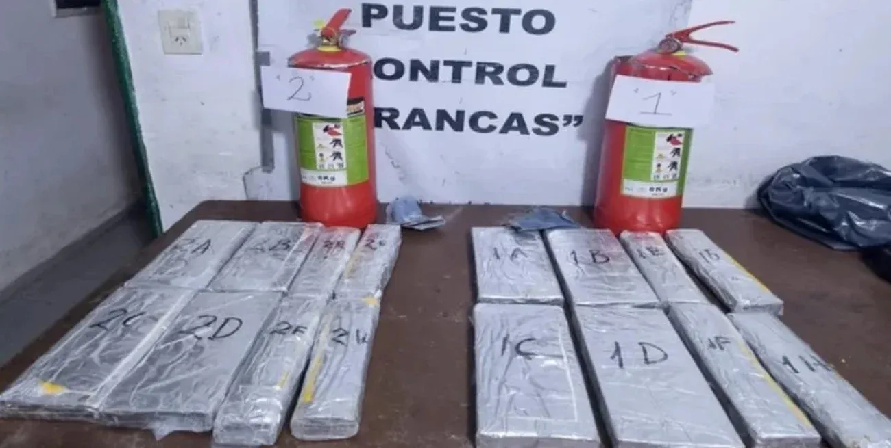 Gendarmería halló más de 12 kilos de cocaína camuflada en matafuegos de un micro