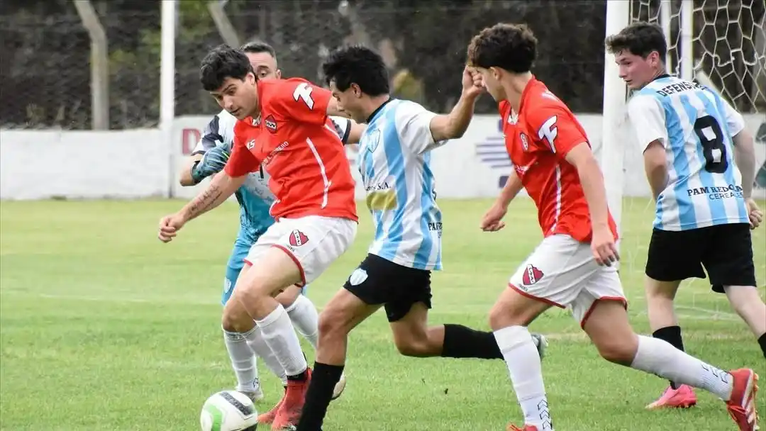 Archivo. Defensores e Independiente de Lobería juegan en Juan N. Fernández