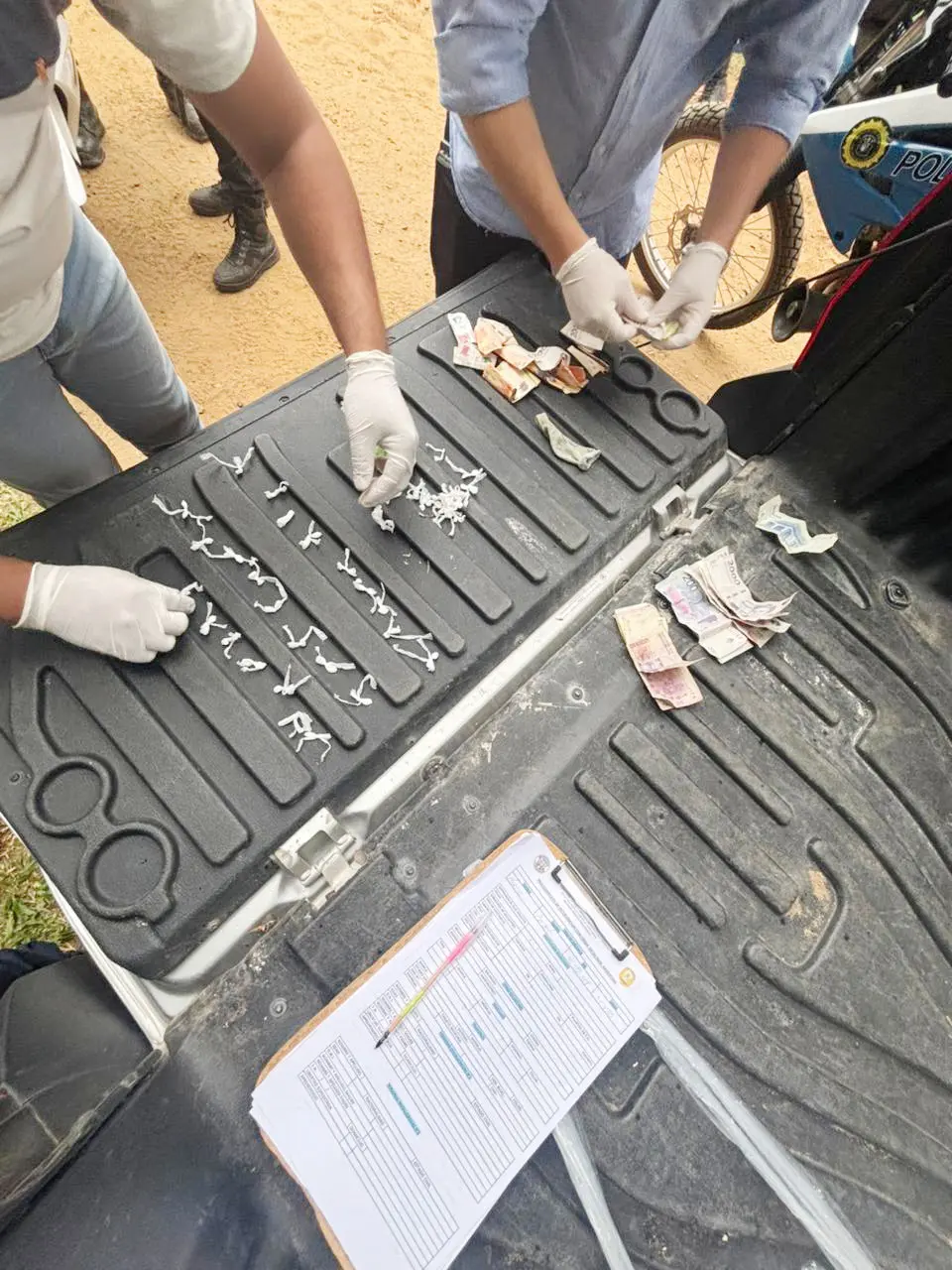 Detuvieron a un hombre y secuestraron cocaína, dinero y una moto