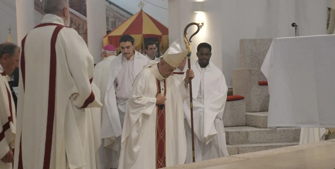 El documento está firmado por los obispos Sergio Fenoy y Matía Vecinos, la Pastoral Social y la Junta Arquidiocesana de Educación. Crédito: Manuel Fabatia