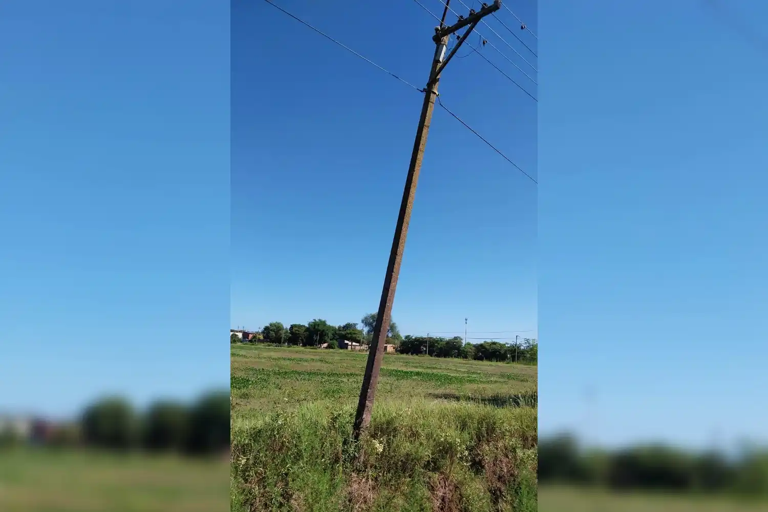 Advierten sobre un poste de luz que está en riesgo desde hace meses
