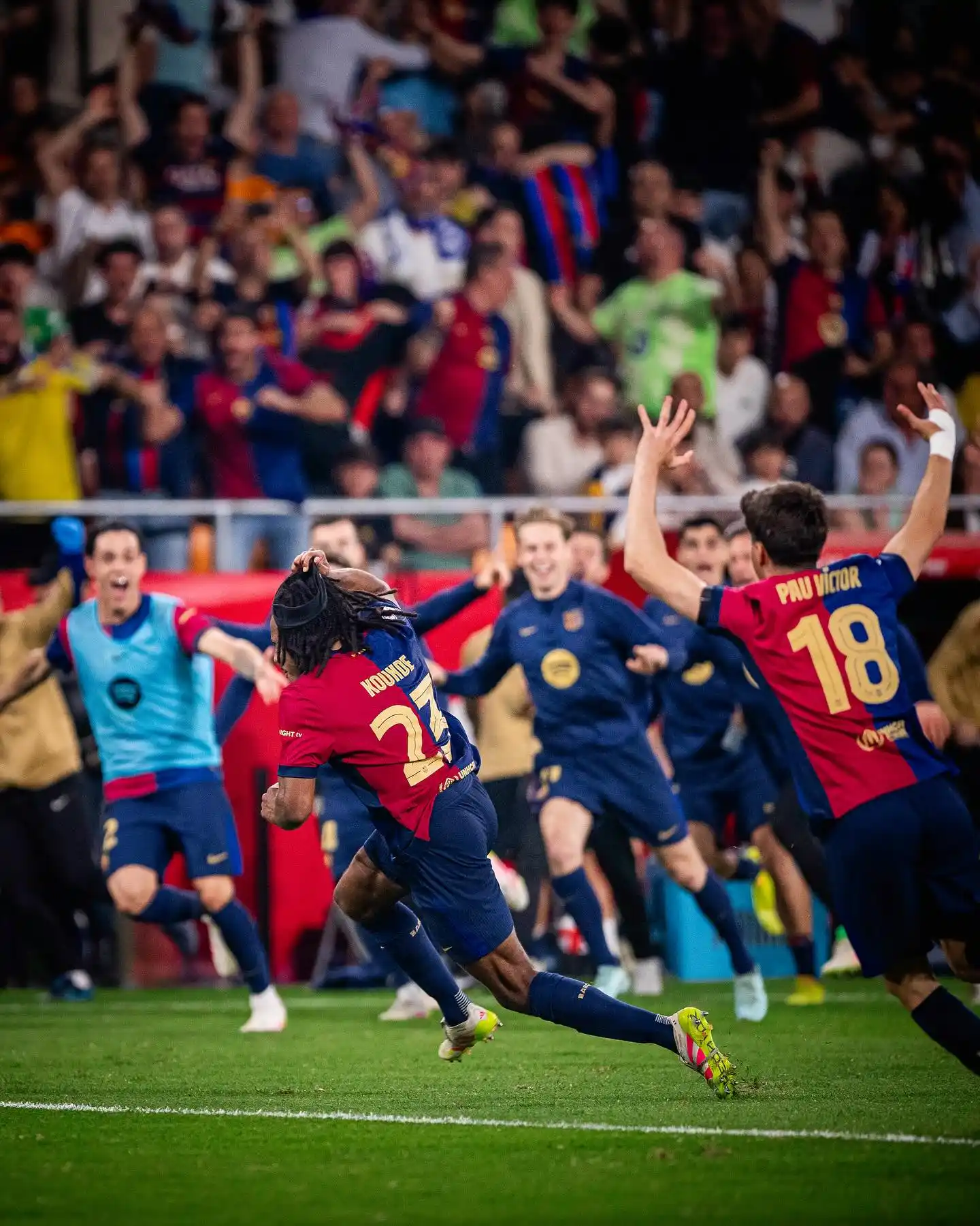 La explosión por el gol de Koundé.