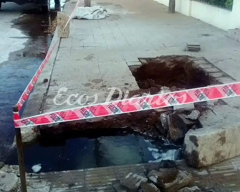 Por una perdida se hundía la vereda
