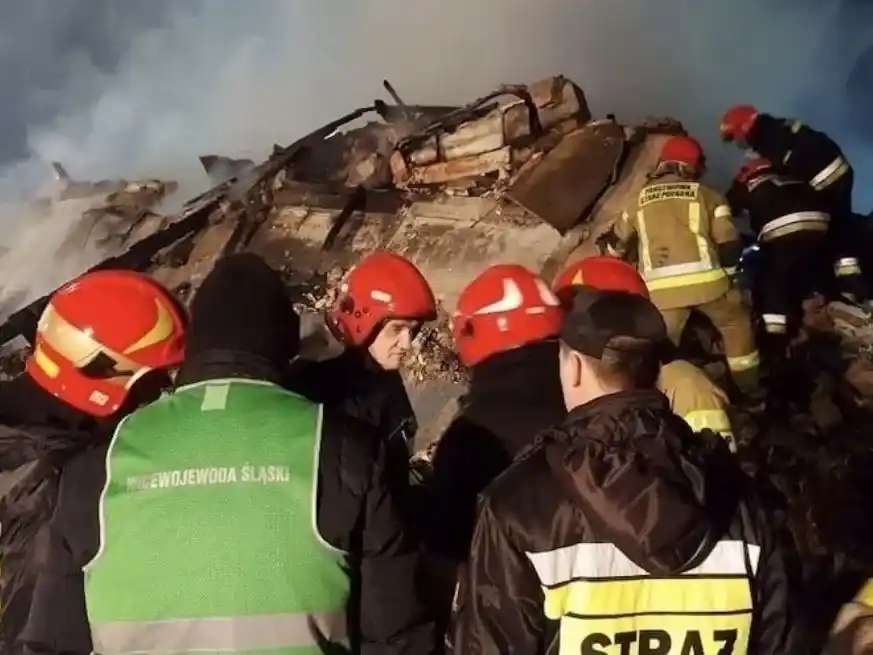 Bomberos y fuerzas de seguridad trabajaron durante horas en la estación de esquí de Crans-Montana.