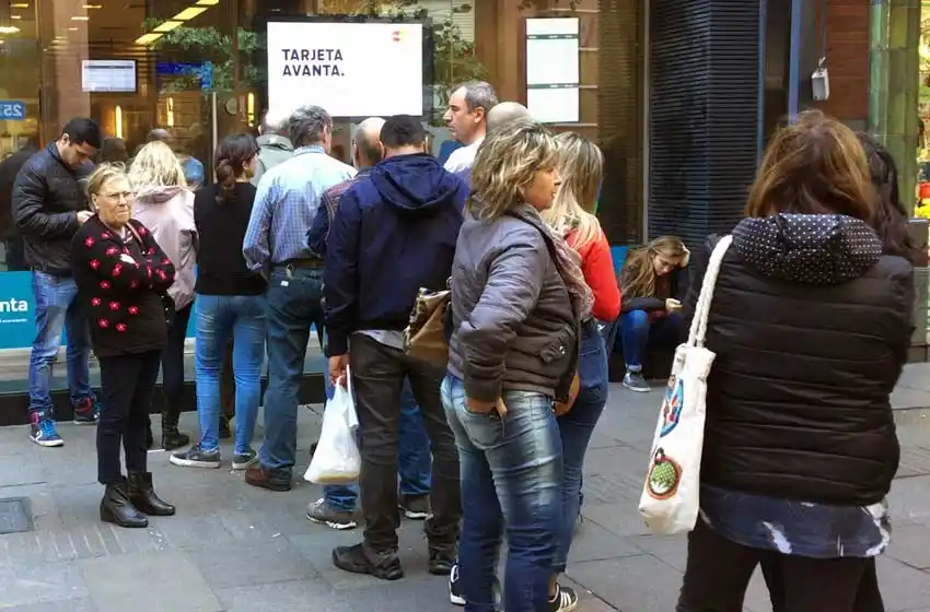Por la tensión cambiaria, los rosarinos formaron largas filas en las casas de cambio