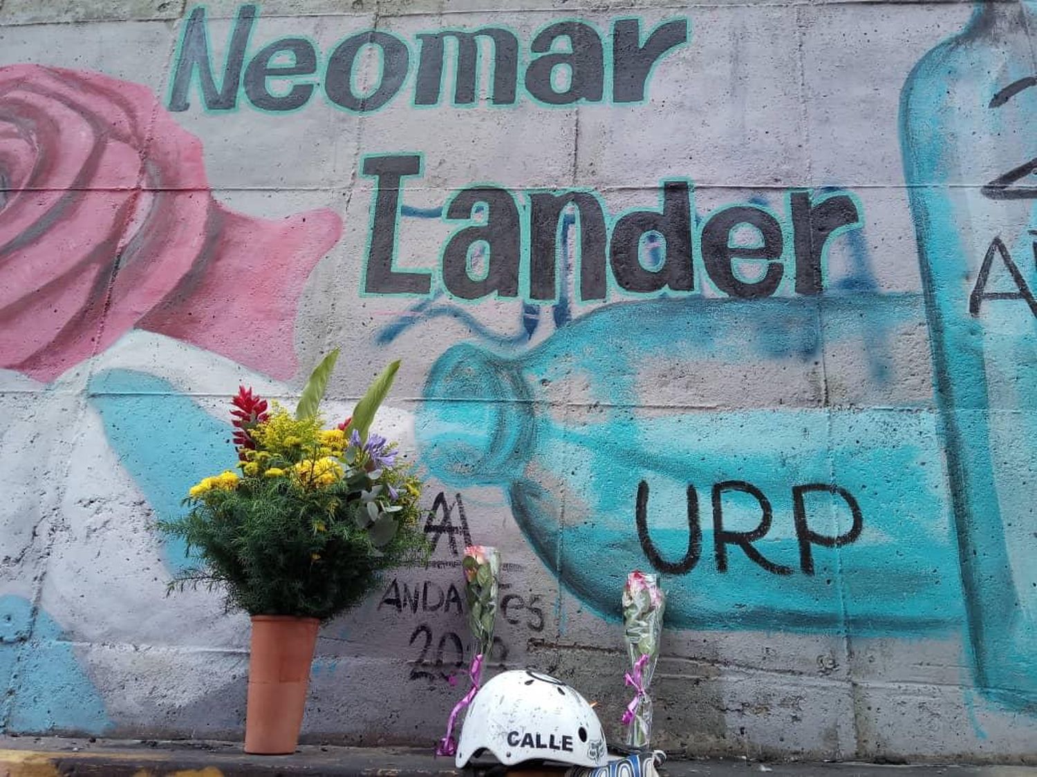 EN FOTOS: Pese a la obstrucción de la dictadura, vuelven a pintar el mural en honor a Neomar Lander