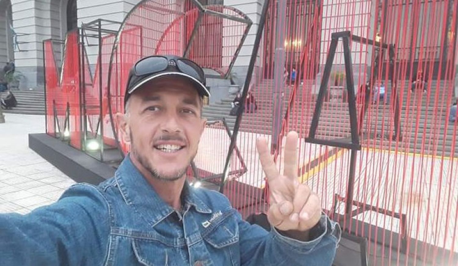 Pena de tres años y medio para el hombre que le arrojó un botellazo a Milei