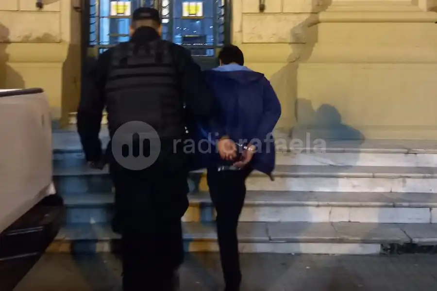 Muy agresivos, increparon a la policía y terminaron detenidos