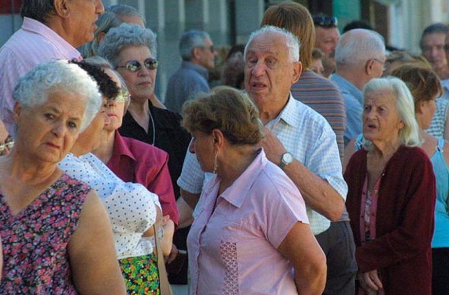 Con firma de 7 mil jubilados, presentaron una demanda colectiva para volver a la Ley de Movilidad de Macri