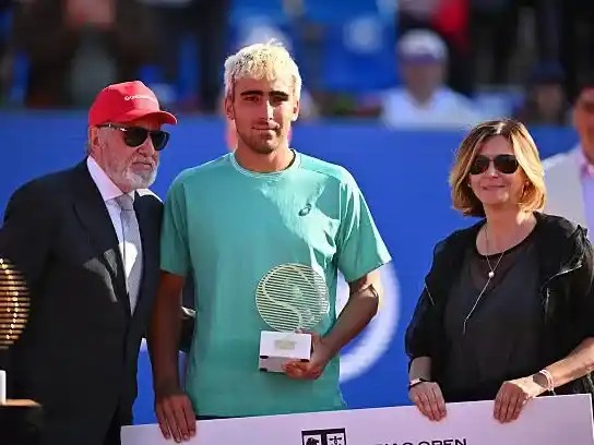 Navone festeja su victoria en Rumania.