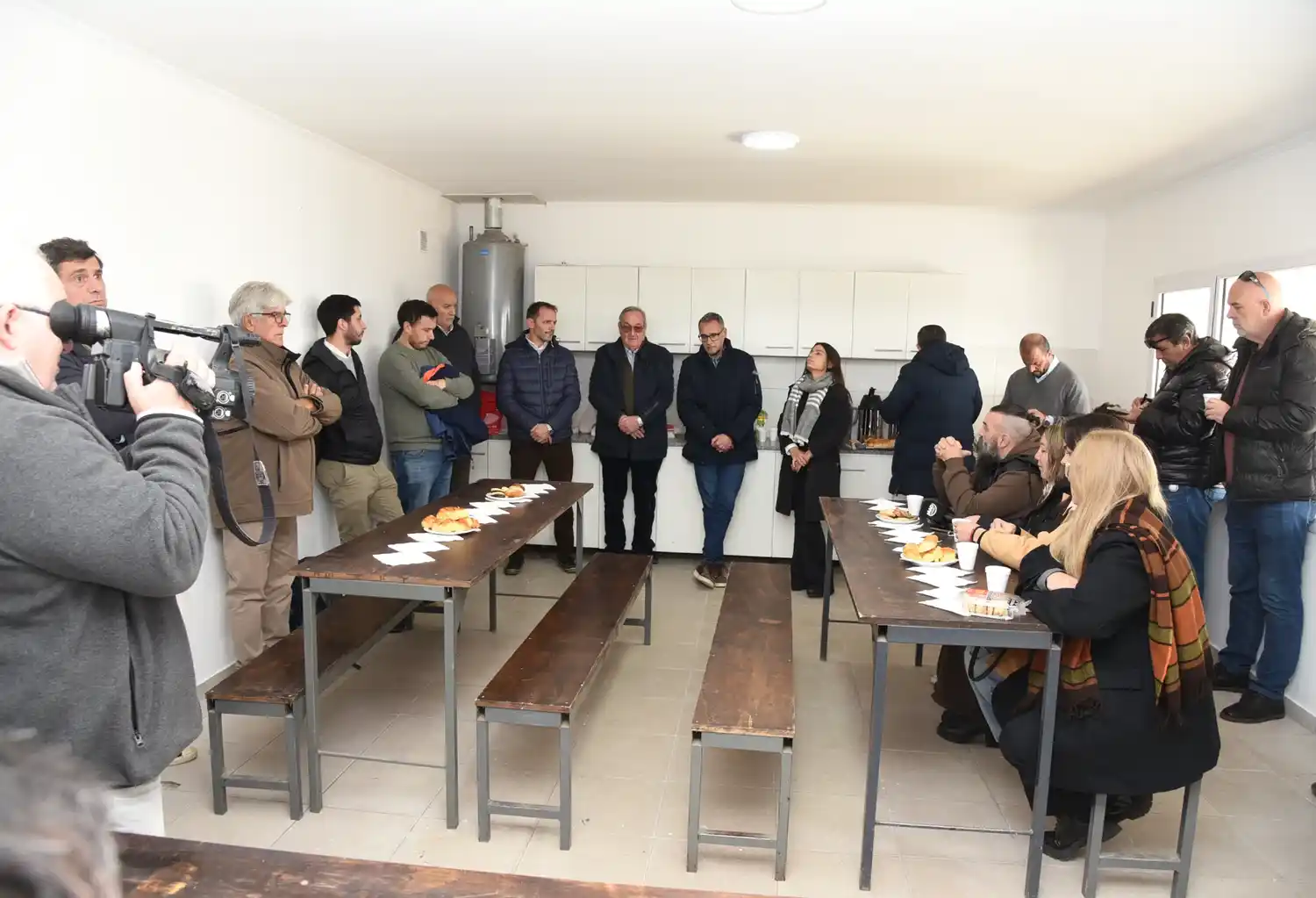El intendente Miguel Lunghi le habló a la prensa antes del desayuno por el Día del Periodista.