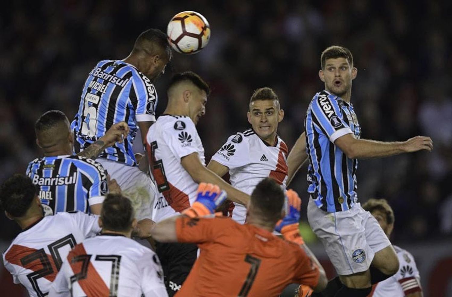 River perdió y quedó entre la espada y la pared