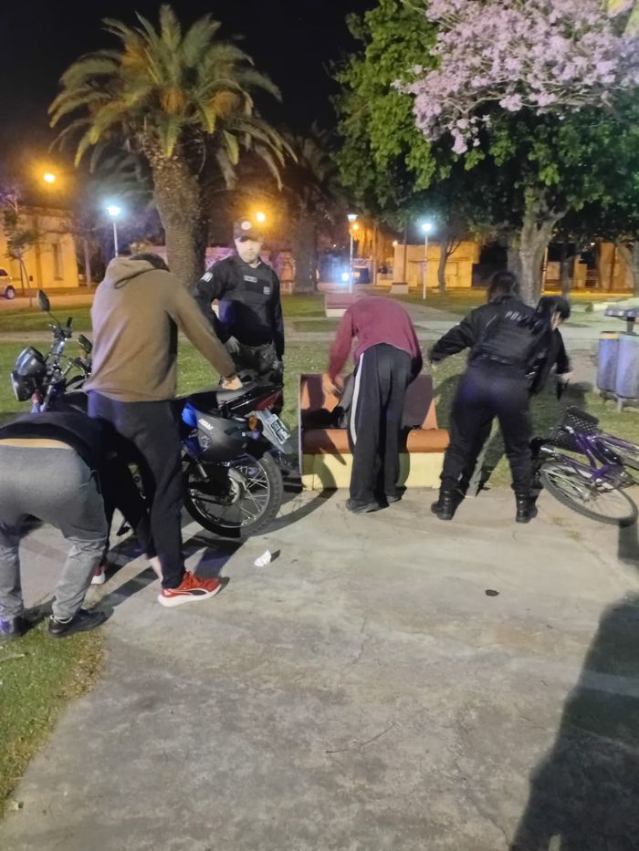 Intenso despliegue policial en dos barrios de la ciudad: identificaron a 37 personas - 5