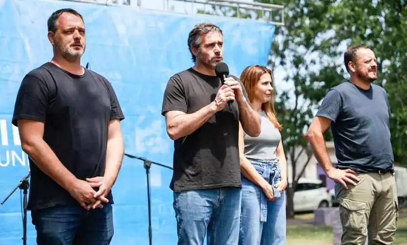 Achával y sus funcionarios, en la presentación de obras para Peruzzotti.