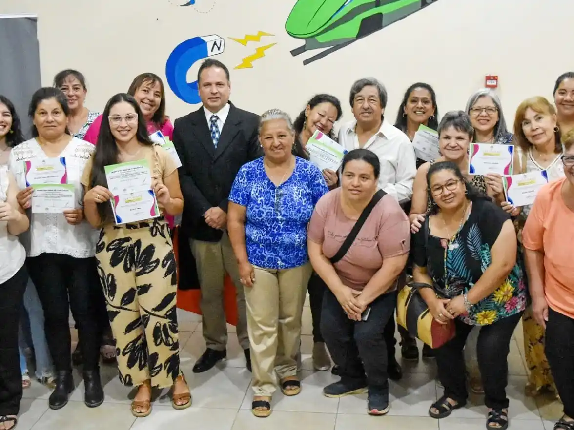 Entrega de certificados del curso de capacitación en indumentaria textil industrial