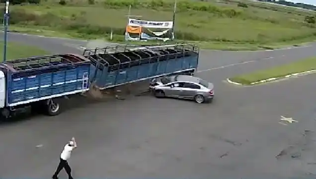 Impactante video en Bragado: Chocó contra un camión y bajó caminando