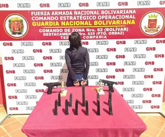 CAPTURADA: mujer que ocultaba dos armas de fuego en el equipaje
