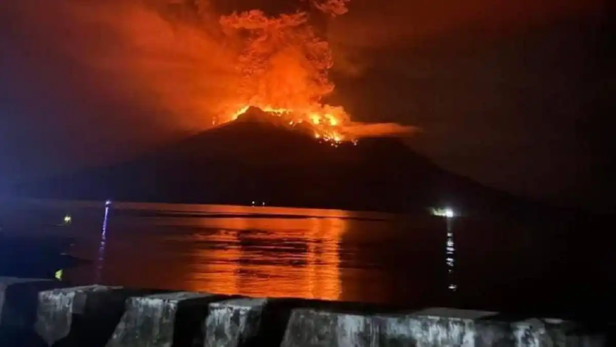 ¡ALERTA EN INDONESIA! Volcán hace erupción, hay miles de evacuados y riesgo de tsunami