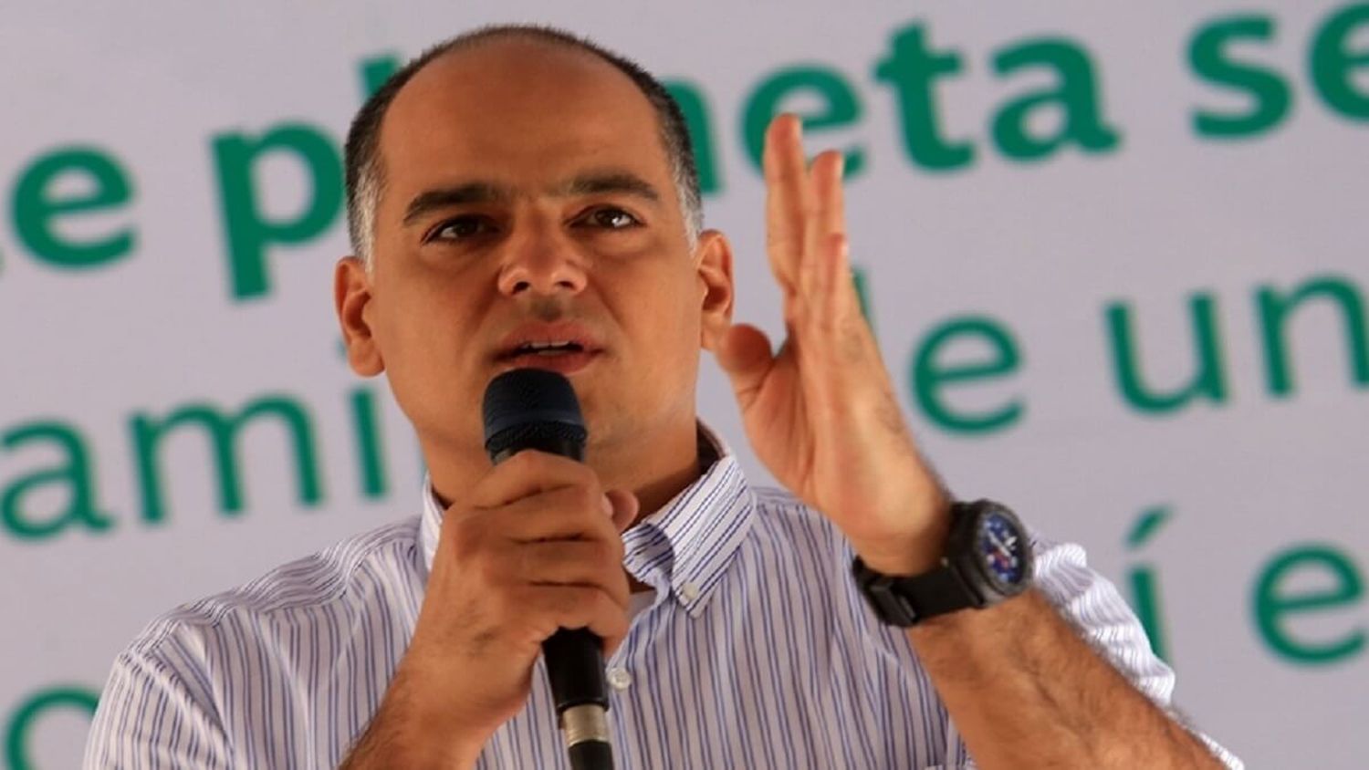 DE CHAVISTA FURIBUNDO a crítico de Maduro: esto piensa Andrés Izarra de la llegada del crucero Amadea
