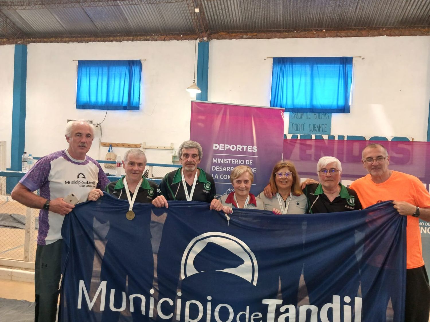 Carlos Ilero, Director de Deportes, Fabián Varenna, Oscar Gogna, Ana Oliva, Nancy Barraza, Néstor Bellver y Alberto Ferraggine, coordinador de la delegación tandilense. Las bochas aportaron medallas.