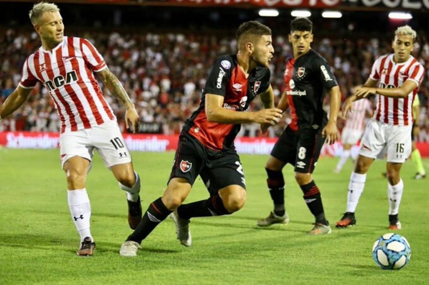 Polémico empate entre Newell’s y Estudiantes