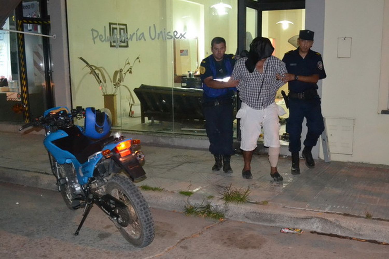 Una pareja fue sorprendida asaltando una peluquería