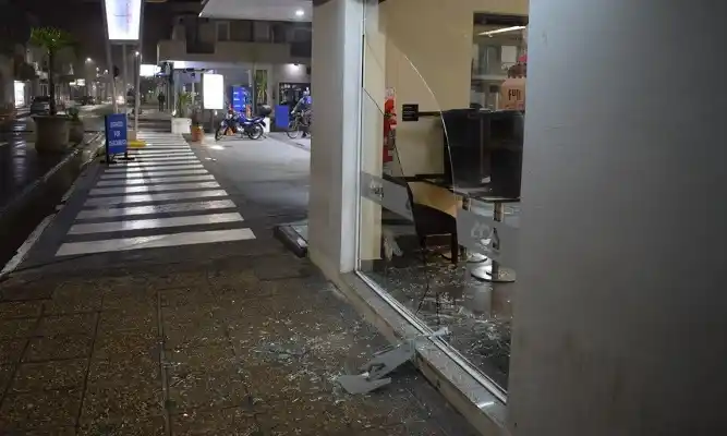 Adolescente fue detenido por romper una vidriera en pleno centro 