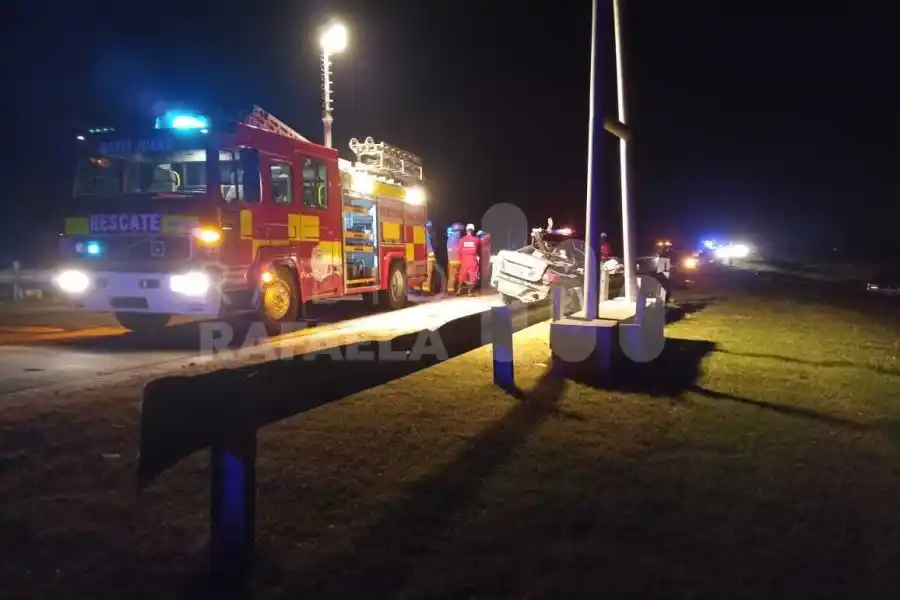 Fuertísimo accidente en la Ruta Nacional 19: un masculino se metió abajo de un camión con su vehículo