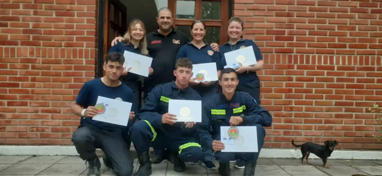 Bomberos Voluntarios de Ceibas y Médanos completan capacitación en rescate acuático y buceo en Mar del Plata.