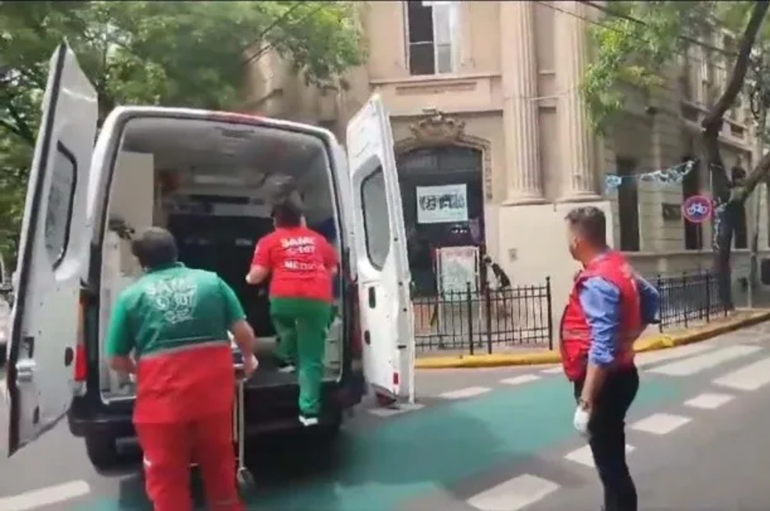 Los menores fueron trasladados por el SAME al Hospital de Niños Ricardo Gutiérrez.