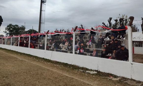 Paraná inauguró las tribunas de su cancha de once