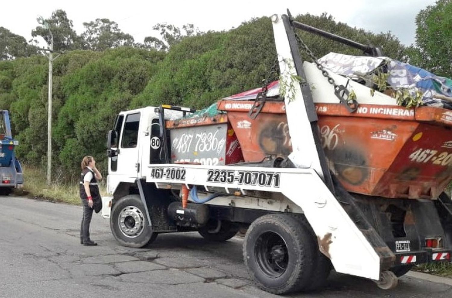 Infraccionaron a tres camiones por circular con su carga destapada