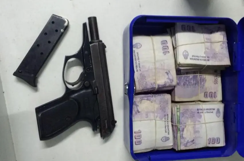 Detenido infraganti con un arma y dinero